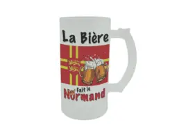 Chope à bière souvenir Normandie avec drapeau normand et illustration de deux chopes de bière