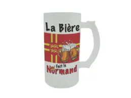 Chope &agrave; bi&egrave;re souvenir Normandie avec drapeau normand et illustration de deux chopes de bi&egrave;re