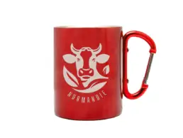 Mug m&eacute;tal rouge souvenir Normandie avec illustration de vache normande