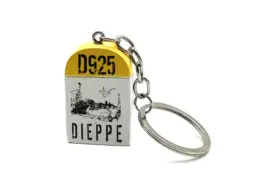 Porte-cl&eacute;s souvenir Dieppe repr&eacute;sentant une borne routi&egrave;re D925 avec illustration du port