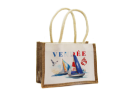 Sac jute souvenir Vend&eacute;e avec illustration de voiliers sur l'oc&eacute;an