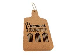 Sous-plat souvenir Noirmoutier avec plage et rang&eacute;e de cabines blanches