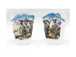 Verre &agrave; liqueur souvenir Normandie avec moutons &agrave; v&eacute;lo et Mont-Saint-Michel
