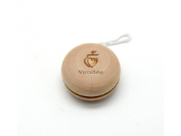 Yoyo en bois souvenir Vend&eacute;e grav&eacute; avec le c&oelig;ur vend&eacute;en