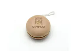 Yoyo en bois souvenir Normandie gravé avec les léopards normands