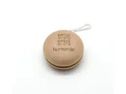 Yoyo en bois souvenir Normandie gravé avec les léopards normands