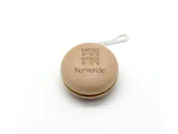 Yoyo en bois souvenir Normandie grav&eacute; avec les l&eacute;opards normands