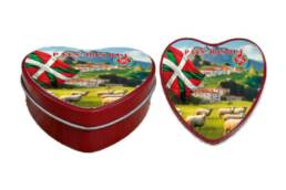 Boîte cœur souvenir Pays Basque avec moutons, village basque et drapeau