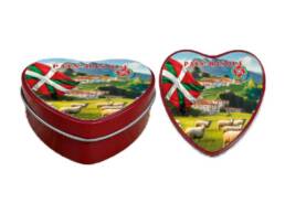 Bo&icirc;te c&oelig;ur souvenir Pays Basque avec moutons, village basque et drapeau