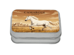 Bo&icirc;te comptoir souvenir Camargue illustr&eacute;e d'un cheval blanc dans les paysages camarguais