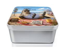 Bo&icirc;te sucrette souvenir Nord avec phoque humoristique sur la plage
