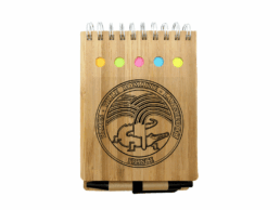 Calepin bambou souvenir N&icirc;mes grav&eacute; avec un motif inspir&eacute; des Ar&egrave;nes