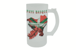 Chope à bière givrée souvenir Pays Basque avec carte, drapeau et piments