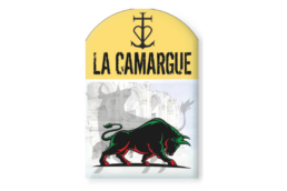 Magnet borne bois souvenir Camargue avec illustration d'un taureau et de la croix camarguaise