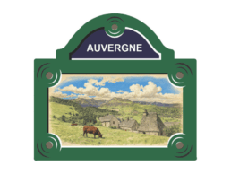 Magnet plaque de rue souvenir Auvergne illustr&eacute; d'un village et des montagnes