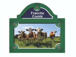 Magnet plaque de rue souvenir Franche-Comt&eacute; avec vaches dans un pr&eacute;