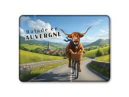 Magnet rectangle souvenir Auvergne illustr&eacute; d'une vache &agrave; v&eacute;lo