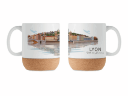Mug base li&egrave;ge souvenir Lyon avec panorama des quais de Sa&ocirc;ne et Fourvi&egrave;re