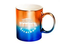 Mug effet m&eacute;tallique souvenir Arcachon Gironde avec cabane tchanqu&eacute;e