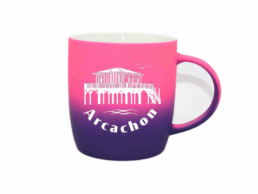Mug gomme bicolore souvenir Arcachon Gironde avec illustration d'une cabane tchanqu&eacute;e