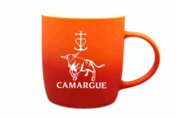 Mug gomme bicolore souvenir Camargue avec taureau et croix camarguaise