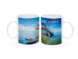 Mug standard souvenir Arcachon Gironde avec cabane tchanqu&eacute;e et pinasse