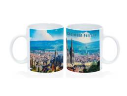 Mug standard souvenir Clermont-Ferrand repr&eacute;sentant la cath&eacute;drale et le panorama urbain