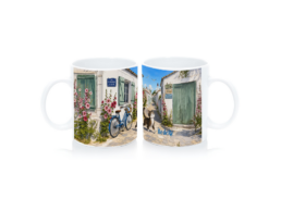 Mug souvenir &Icirc;le de R&eacute; avec ruelles fleuries, v&eacute;lo et chat