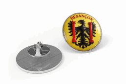 Pin's souvenir Besançon avec le blason officiel de la ville