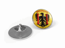 Pin's souvenir Besan&ccedil;on avec le blason officiel de la ville