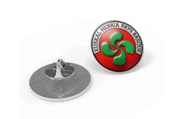 Pin's souvenir Pays Basque représentant le Lauburu sur fond rouge