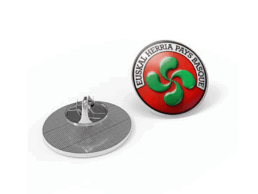 Pin's souvenir Pays Basque repr&eacute;sentant le Lauburu sur fond rouge