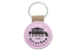 Porte-clé rond simili cuir souvenir Arcachon avec cabane tchanquée