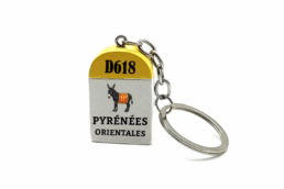Porte-clés borne D618 souvenir Pyrénées-Orientales avec âne catalan