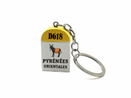 Porte-cl&eacute;s borne D618 souvenir Pyr&eacute;n&eacute;es-Orientales avec &acirc;ne catalan