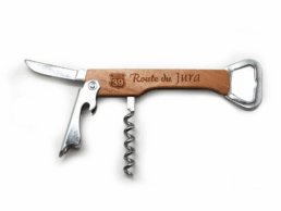 Sommelier souvenir Route 39 Jura en bois grav&eacute; avec d&eacute;capsuleur et tire-bouchon