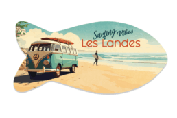 Sous-plat en forme de poisson souvenir Landes avec combi vintage sur la plage