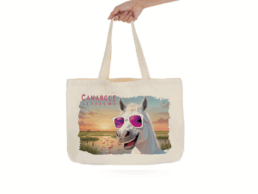 Tote bag souvenir Camargue illustr&eacute; d'un cheval portant des lunettes de soleil