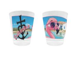 Verre &agrave; liqueur souvenir Camargue illustr&eacute; d'un flamant rose portant des lunettes de soleil