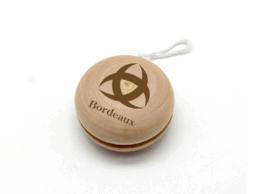 Yoyo bois souvenir Bordeaux Gironde grav&eacute; avec un symbole embl&eacute;matique