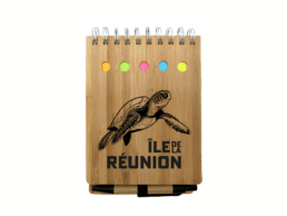 Calepin bambou souvenir &Icirc;le de La R&eacute;union avec gravure d'une tortue marine
