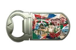 Magnet ouvre-bouteille souvenir Pays Basque avec moutons, piments rouges, maisons basques et paysages côtiers