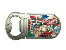 Magnet ouvre-bouteille souvenir Pays Basque avec moutons, piments rouges, maisons basques et paysages c&ocirc;tiers