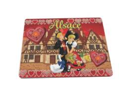 Magnet rectangle c&eacute;ramique souvenir Alsace avec maisons &agrave; colombages, cigogne et costumes traditionnels