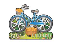 Magnet v&eacute;lo bois souvenir Lorraine avec panier de mirabelles