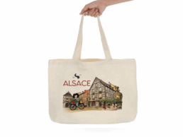 Tote bag souvenir Alsace avec village traditionnel et maisons &agrave; colombages