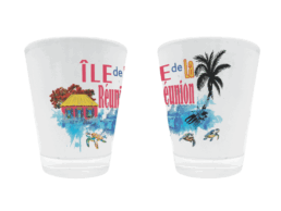 Verre &agrave; liqueur souvenir &Icirc;le de La R&eacute;union avec case cr&eacute;ole, palmier et tortues marines